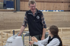 Anders och Erika sköter papperna