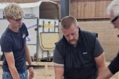 Carl Källner visar upp