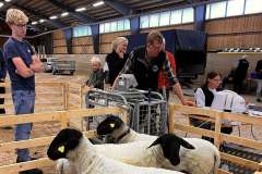 Väntar på att Anders ska mäta väga och scanna